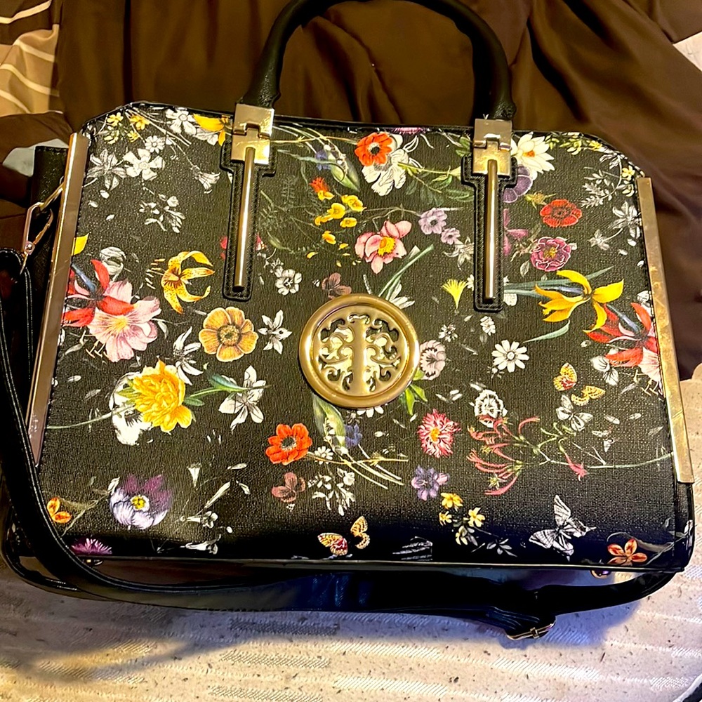 The bag is a floral bag it is black an yellow and I don’t know the sides